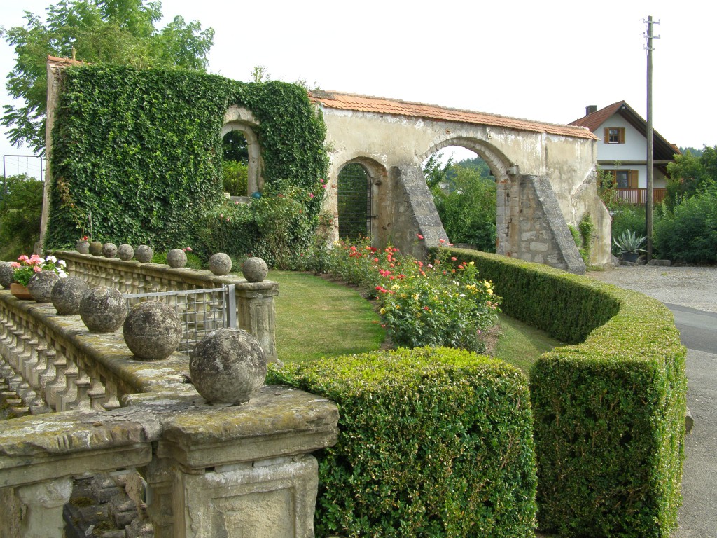 Der Rosengarten vor dem Schloss mit ehemaliger Hofeinfahrt