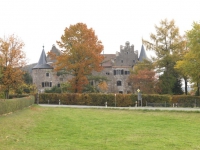 Blick vom Feld auf das Schloss